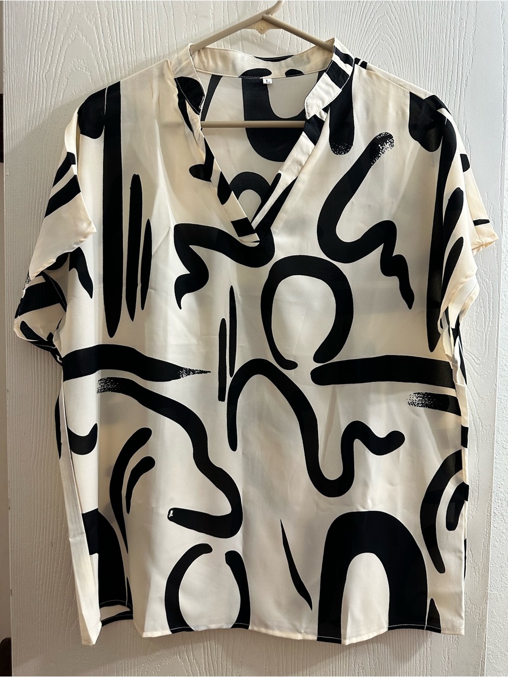 Woman’s Abstract Black & Cream Short Sleeve Shirt NWOT